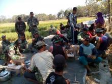 Keakraban Warga Dan TNI  Yang Terjalin Selama Program TTMD